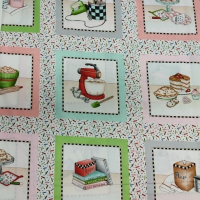 Tecido estampado com desenhos de itens de cozinha dentro de quadros coloridos