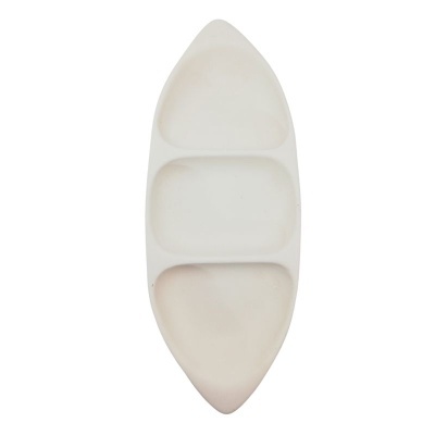 Prato branco de cerâmica dividido em três compartimentos, formato oval alongado.