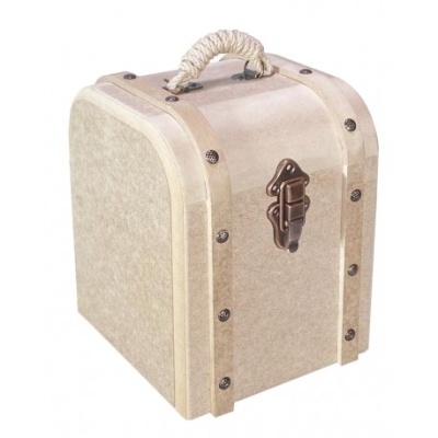 Estojo ou caixa quadrado bege com fecho metálico e alça de corda.