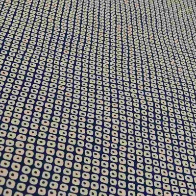 Pano tecido azul escuro com padrão geométrico branco e rosa