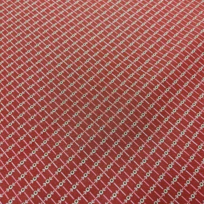 Tecido vermelho com padrão repetido de palavras 'love' em branco