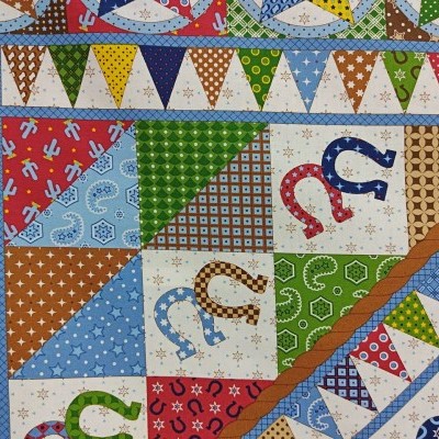 Tecido patchwork colorido com padrões variados e ferraduras