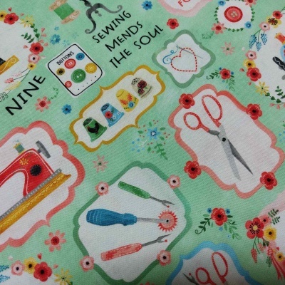 tecido com padrão de costura e flores em fundo verde claro