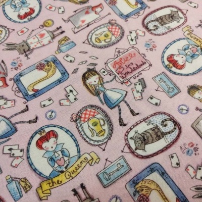 Tecido rosa com padrão ilustrado de personagens e objetos de Alice no País das Maravilhas