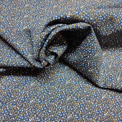 tecido com padrão abstrato em azul, branco, bege e castanho