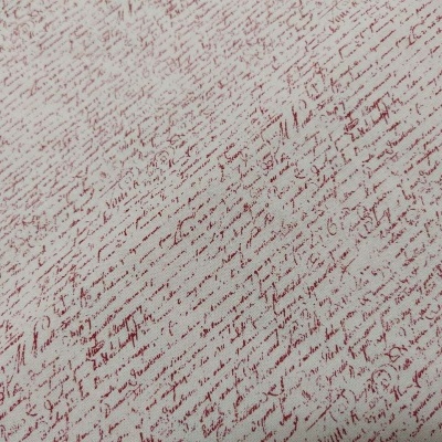 Tecido com padrão de texto manuscrito vermelho sobre fundo bege