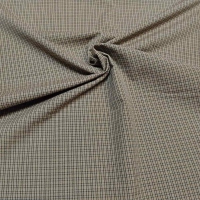 Tecido xadrez bege e castanho com dobra central formando nó