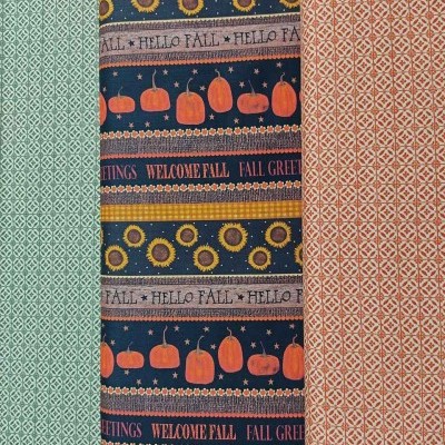 Três tecidos com padrões geométricos e temáticos de outono
