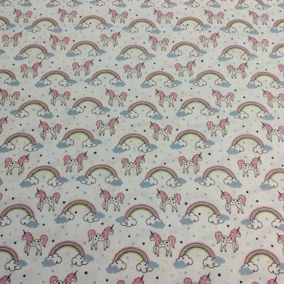 Tecido branco padrão unicórnios, arco-íris, nuvens e estrelas