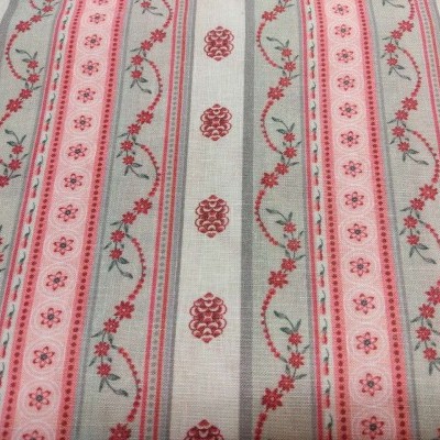 Tecido listrado rosa e branco com motivos florais vermelhos e verdes