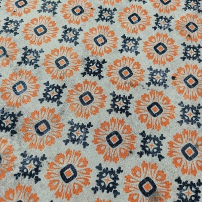Tecido padrão floral laranja e azul escuro em fundo bege