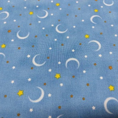 Tecido azul com luas e estrelas em várias cores