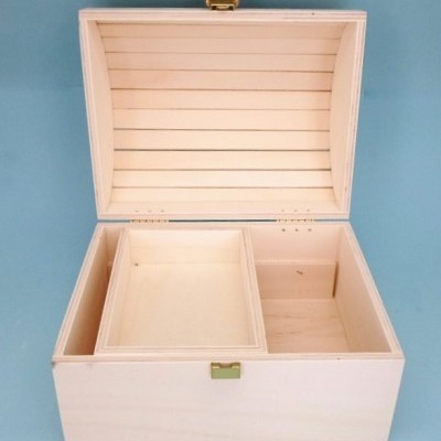Caixa de madeira clara com tampa aberta e compartimentos