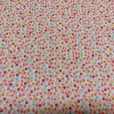 Tecido com padrão floral colorido em fundo branco