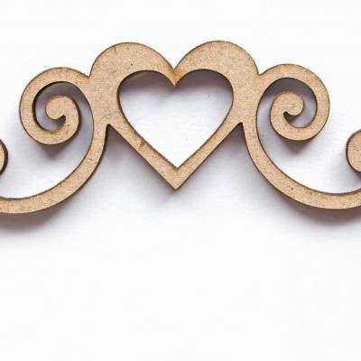 Ornamento decorativo de madeira com corações e espirais
