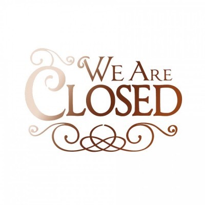 Sinal decorativo com texto WE ARE CLOSED em letras castanhas e bege