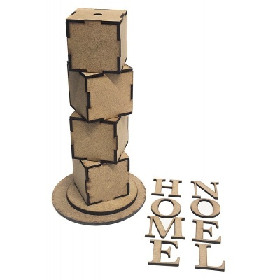 quatro cubos de madeira empilhados com base redonda e letras soltas ao lado