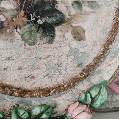 Placa decorativa com flores e moldura dourada detalhada