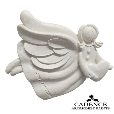 Escultura de anjo branco com asas e vestido, em fundo branco com logo CADENCE