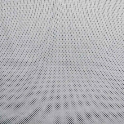 tecido branco com padrão de pequenos furos