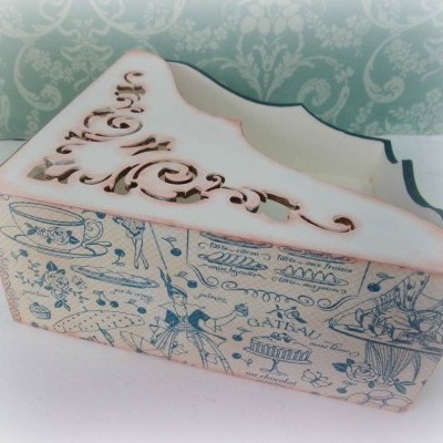 Caixa decorativa de madeira branca com entalhes e desenhos azulados de pastelaria