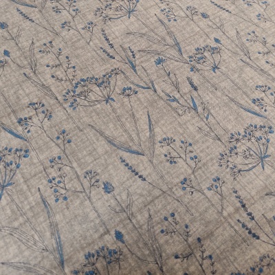 Tecido bege com padrão floral azul e cinza