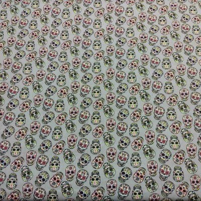 Tecido branco com padrão de caveiras coloridas de Dia dos Mortos