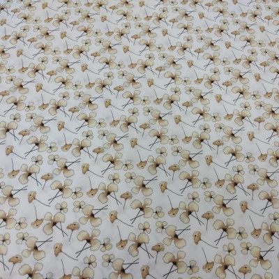 Tecido branco com padrão floral bege e castanho claro