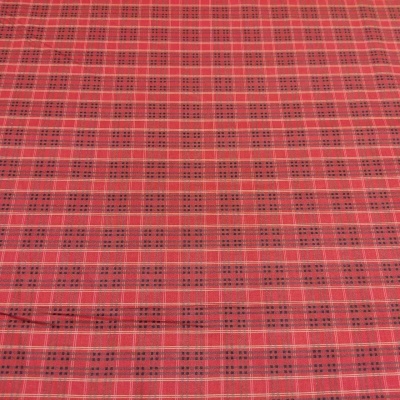 tecido vermelho com padrão xadrez em linhas pretas, brancas e amarelas