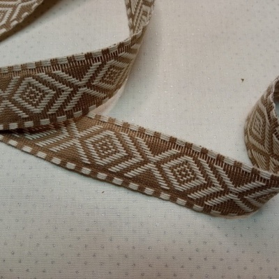Fita têxtil decorativa com padrão geométrico castanho e bege