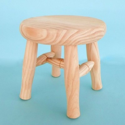 Banco pequeno de madeira clara com três pernas arredondadas