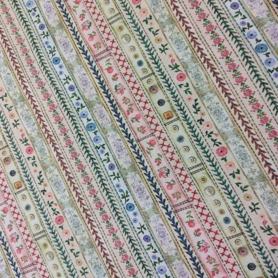 Tecido com padrão de faixas diagonais florais coloridas sobre fundo branco