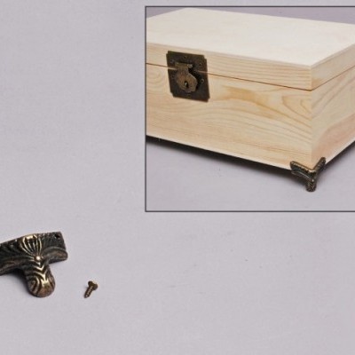 Caixa de madeira clara com ferragens metálicas antigas e pé decorativo separado