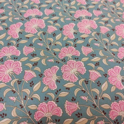 Tecido azul esverdeado com padrão floral rosa e bege