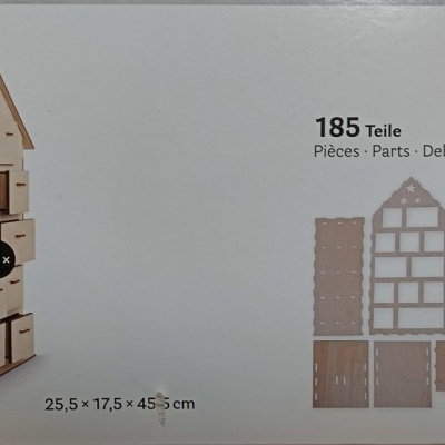 Casa em madeira clara desmontada e montada com peças para construir, medidas e quantidade indicadas.