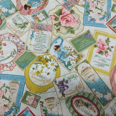 Tecido estampado com desenhos florais em molduras coloridas e textos em inglês