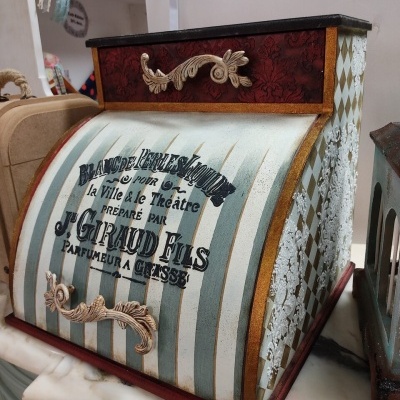 Caixa decorativa de madeira com texto em francês e detalhes dourados