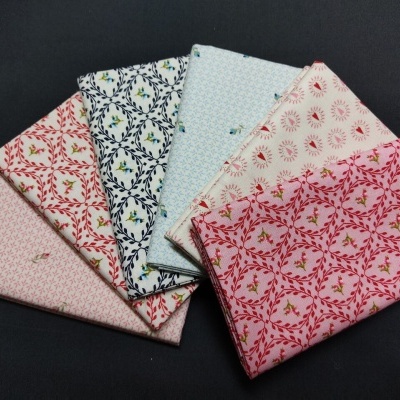 Seis tecidos dobrados com padrões florais e geométricos coloridos