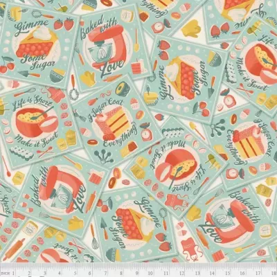 Tecido estampado com bolos, batedeiras, frutas e texto em fundo azul claro