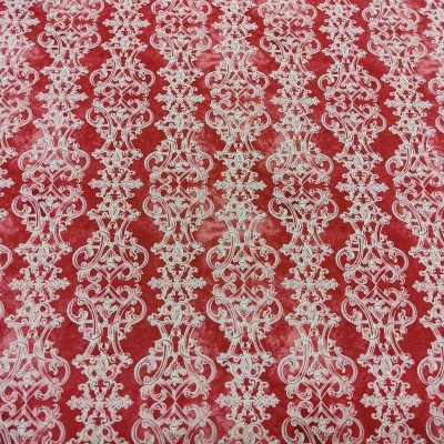 Tecido vermelho com padrão branco floral e arabescos em listas verticais