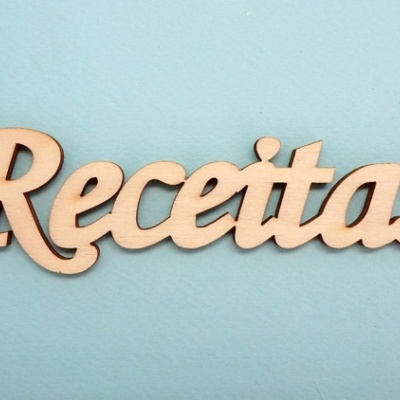Letra decorativa em madeira com a palavra Receitas sobre fundo azul