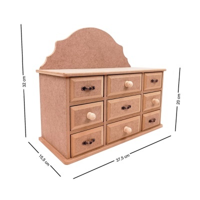 caixa de arrumação em MDF com sete gavetas e puxadores de metal e madeira