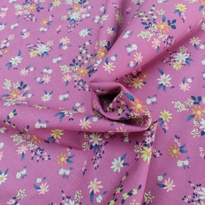Tecido rosa com padrão floral e pequenas flores coloridas