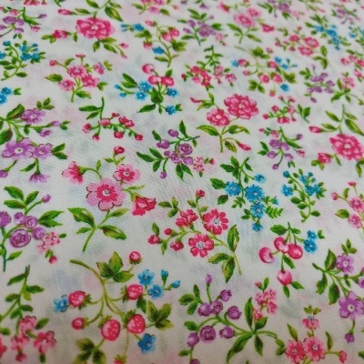 Tecido com padrão floral colorido sobre fundo branco