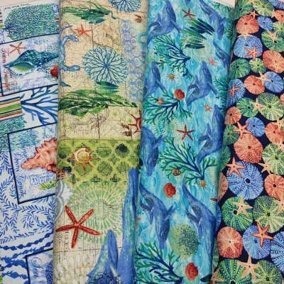 Tecidos estampados com motivos marinhos em várias cores