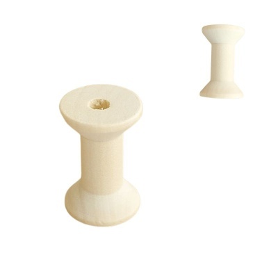 Dois carretéis pequenos de madeira clara em fundo branco