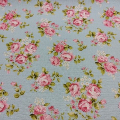 Tecido azul claro com padrão floral rosa e verde