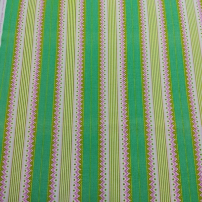 tecido com padrão de riscas verticais em verde, amarelo, branco e lilás