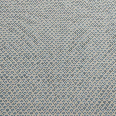Tecido branco com padrão de ondas azuis repetidas