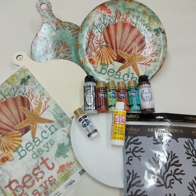Conjunto para pintura em cerâmica com placas decorativas de conchas, tintas acrílicas, paleta branca e stencil com padrão de coral.